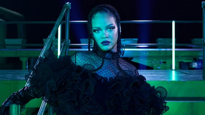 Rihanna chính thức trở lại làng nhạc với ca khúc "Lift me up"