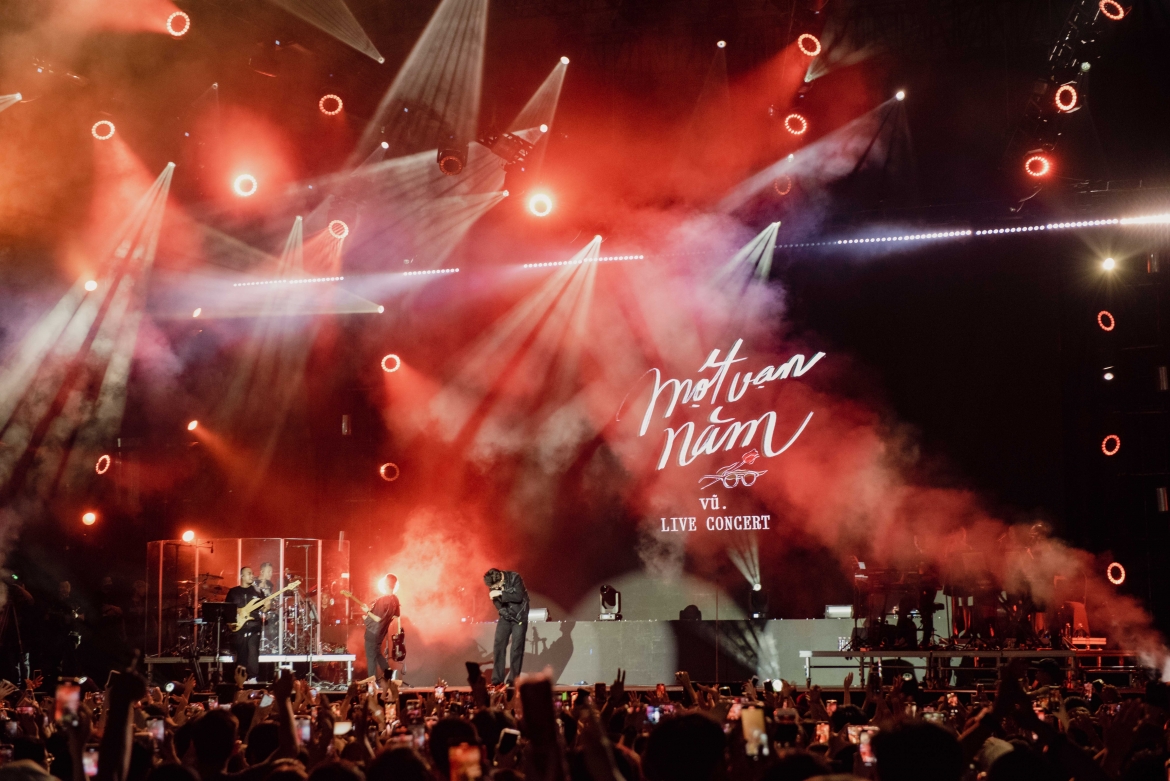 Xúc động trước tình cảm của khán giả, Vũ. rơi nước mắt trong đêm concert "Một vạn năm" ở Hà Nội.