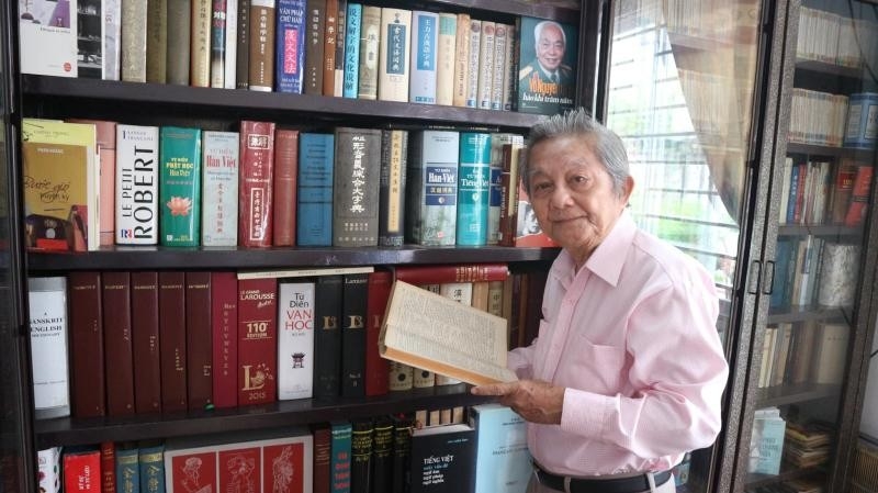 "Có thể nói, sự vượt khó tự học, niềm đam mê chữ nghĩa, nghiên cứu khoa học, tinh thông nhiều ngoại ngữ, đã đưa con người nhỏ thó, rắn rỏi, điềm đạm này từ vô danh, không học vị học hàm, trở thành tên tuổi quen thuộc đáng kính", nhà thơ Phan Hoàng viết về học giả An Chi trong cuốn "Sài Gòn đất lành chim đậu".