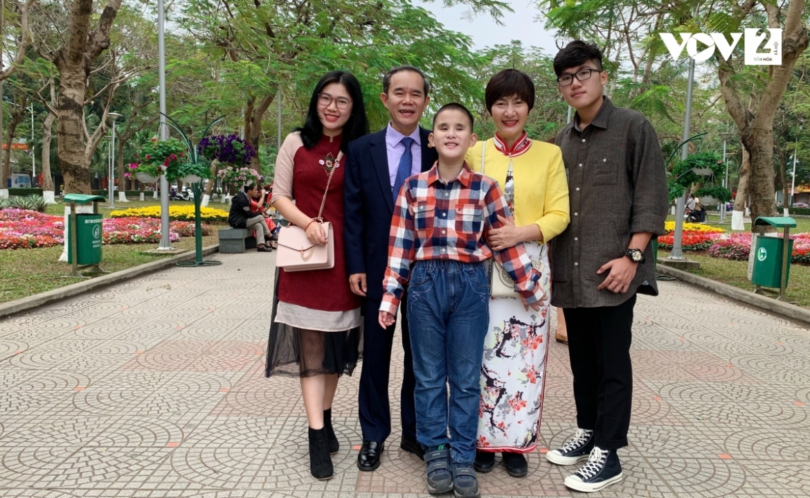 Mỗi "bước đi" của Khánh luôn có các thành viên gia đình đồng hành