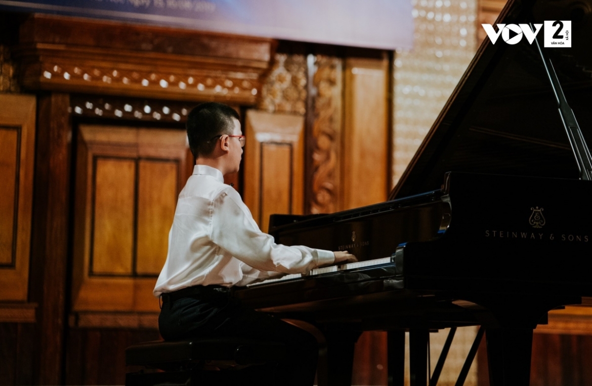 Khánh có thể ngồi liên tục tới 4 tiếng đồng hồ bên cây đàn Piano để tập luyện