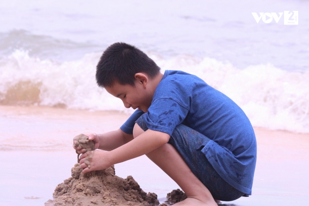 Dù mất thị giác nhưng Khánh vẫn vui chơi theo cách của riêng mình