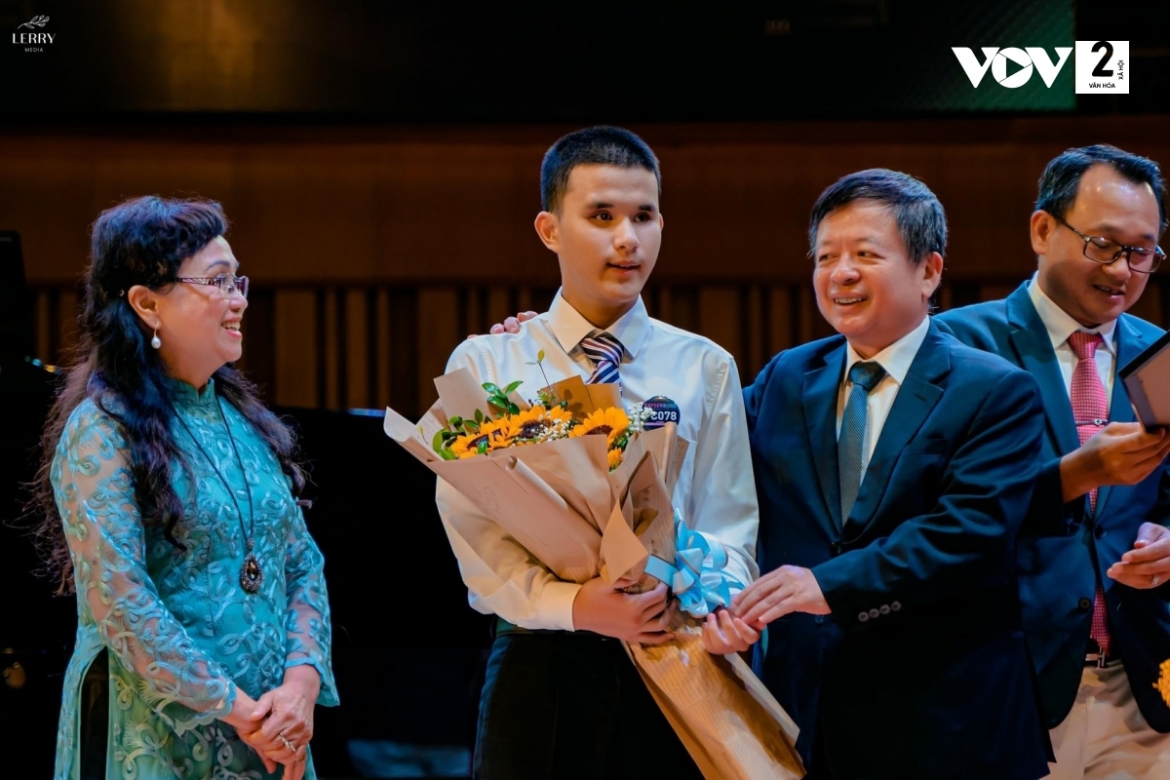 Bùi Quang Khánh đứng ở bục cao trong Cuộc thi "Kayserburg Vietnam Youth Piano Competition &amp; Festival 2022"