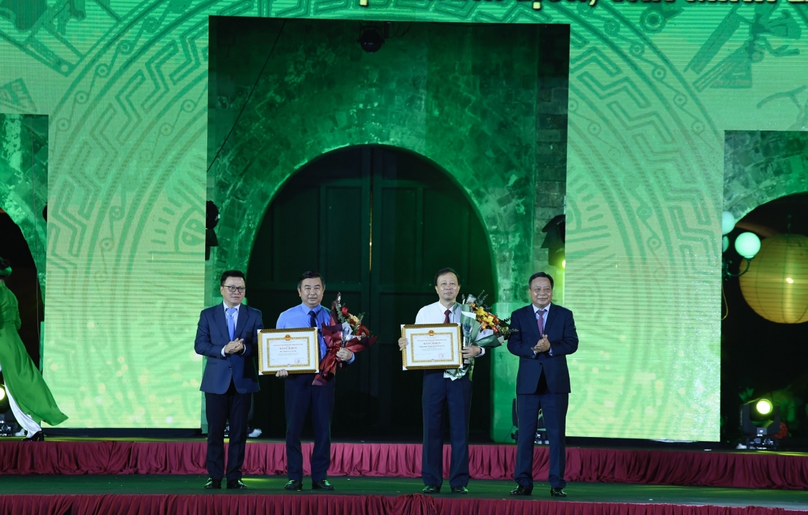 Giải đồng hạng xuất sắc được trao cho Trung tâm Truyền hình Thông tấn và Báo Kinh tế và Đô thị