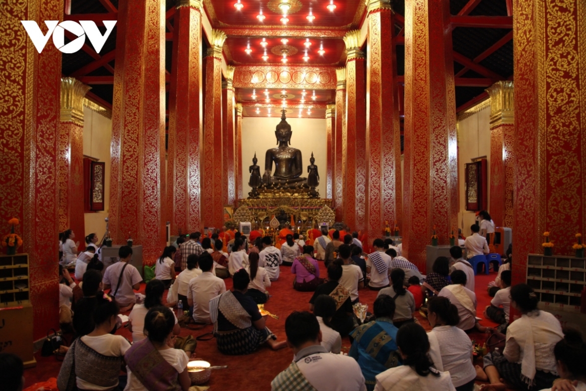 Người dân đến chùa lễ Phật vào dịp lễ mãn chay năm 2020.