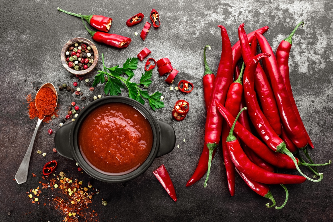 6. Đồ ăn cay: Thực phẩm cay đánh lừa cơ thể để bạn nghĩ rằng nó nóng bằng cách thiết lập các thụ thể thần kinh tương tự phản ứng với nhiệt. Đó là lý do tại sao một đĩa bánh nóng hổi hoặc một bát súp cay có thể khiến đầu lưỡi bạn nóng ran và trán toát mồ hôi.