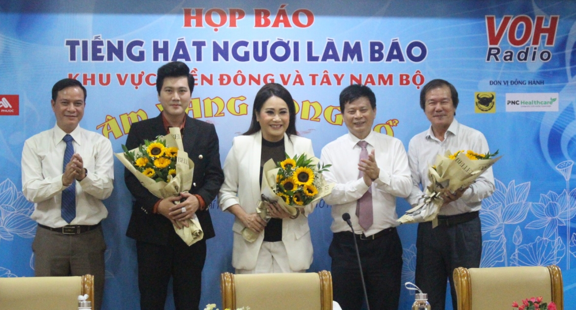 Ban tổ chức tặng hoa cho các thành viên Ban giám khảo hội thi.
