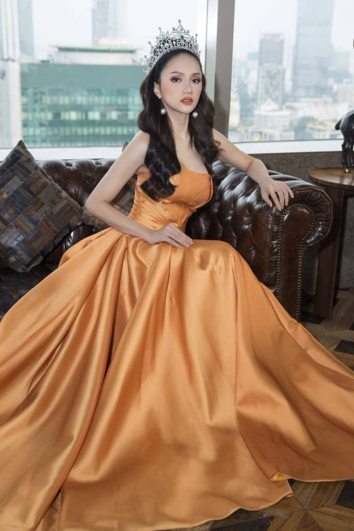 Sau 4 năm thành hoa hậu, Hương Giang vẫn là một trong những mỹ nhân hàng đầu của showbiz, đắt show quảng cáo và phủ sóng hàng loạt chương trình truyền hình.