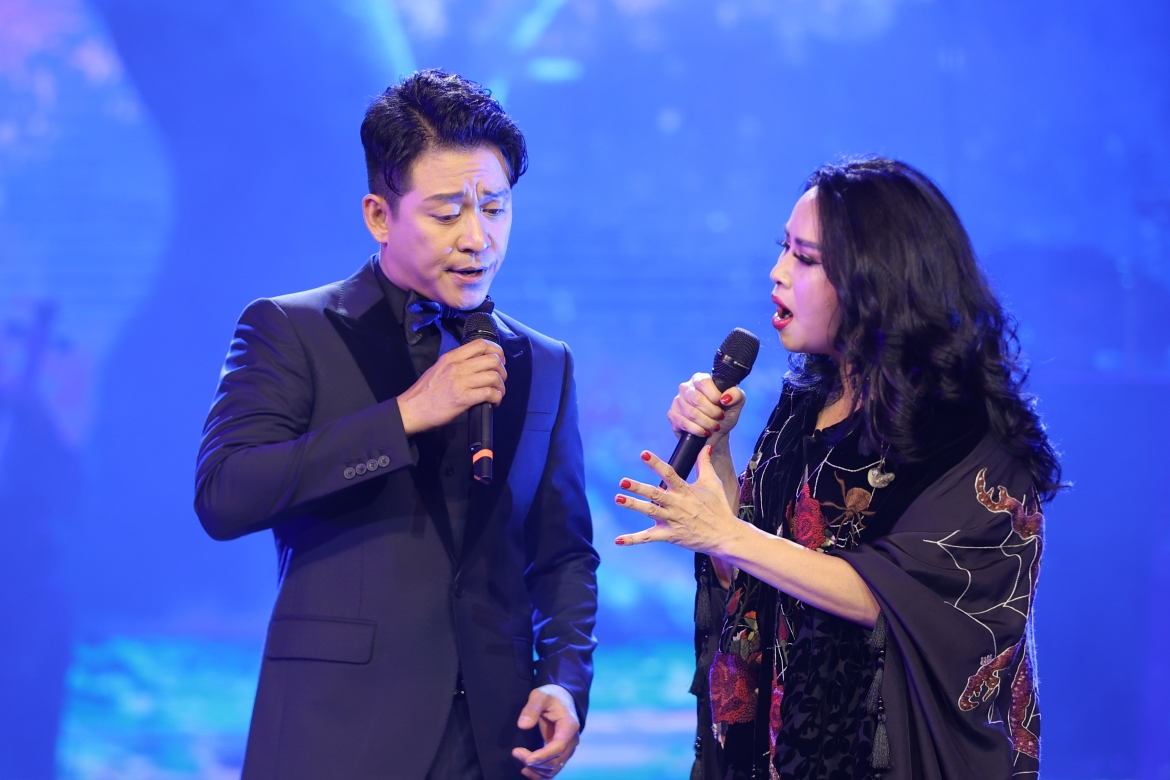 Cả hai song ca nhiều bản hit.