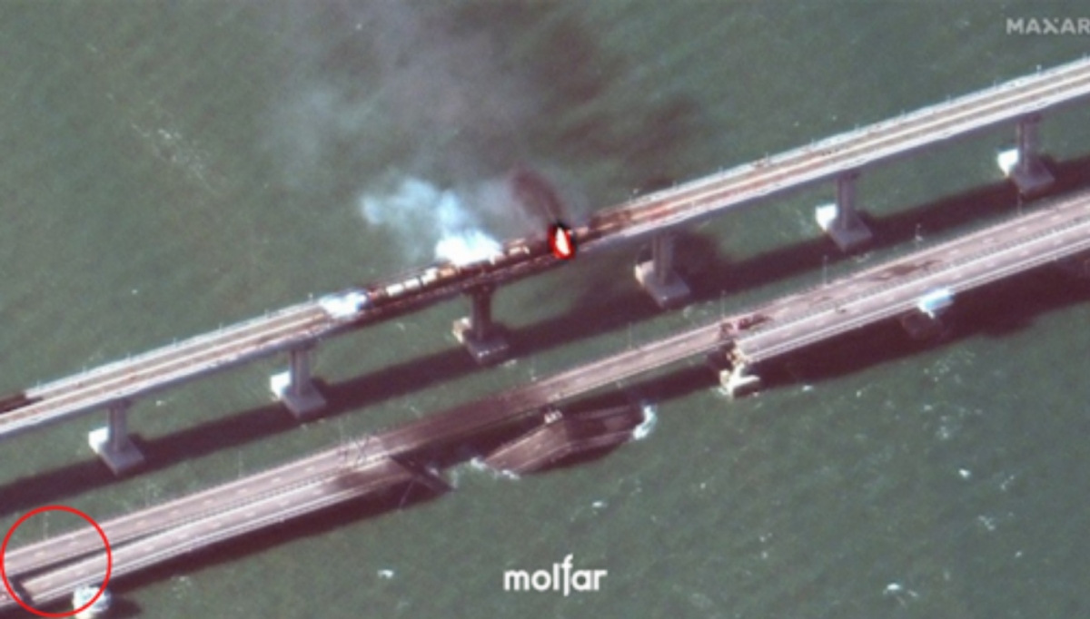 Cây cầu Crimea bị hư hại sau khi bị đánh bom. Ảnh: Maxar, Molfar.