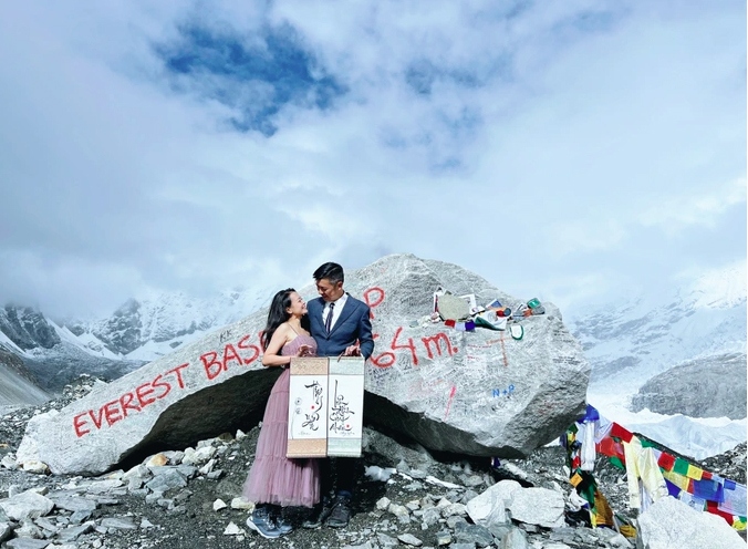 Người đàn ông Việt cầu hôn bạn gái trên đỉnh Everest Base Camp ở độ cao 5.364m vào đầu tháng 10 vừa qua (Ảnh: Ngo Quang Cuong).