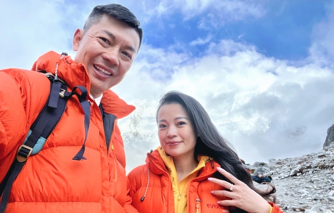 Cặp đôi Việt tranh thủ check-in, chụp hình kỷ niệm trên hành trình chinh phục "nóc nhà thế giới" (Ảnh: Ngo Quang Cuong).