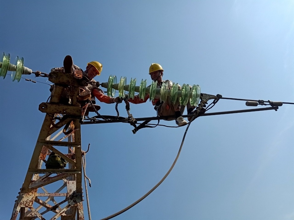 Công nhân Đội QLVHLĐ cao thế PC Quảng Ninh xử lý khiếm khuyết trên đường dây 110 kV.