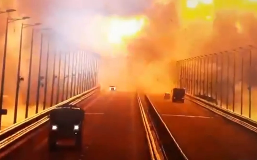 Khoảnh khắc bom phát nổ trên cầu Crimea. Ảnh: Camera an ninh của cầu Crimea.