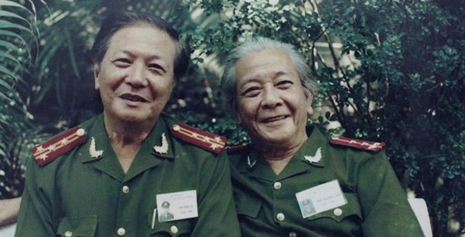 NSƯT Hà Văn Trọng (bìa trái) chụp ảnh cùng Đại tá, nghệ sĩ Lê Thế Tục trong phim trường sê-ri phim Cảnh sát hình sự năm 2003.