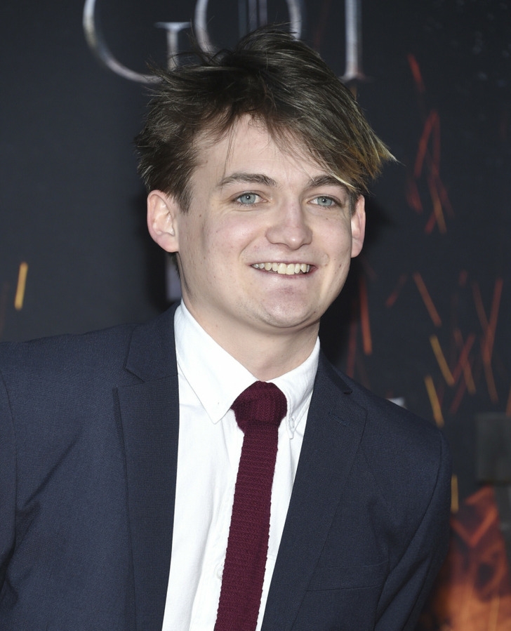 Jack Gleeson: Jack nói rằng anh ấy đóng phim để giải trí và đó không phải là công việc của anh ấy, “Khi bạn kiếm sống từ một thứ gì đó, nó sẽ thay đổi mối quan hệ của bạn với nó. Không phải là tôi ghét nó mà đó không phải là những gì tôi muốn làm”. Anh ấy muốn sống một cuộc sống bình thường nhất có thể.