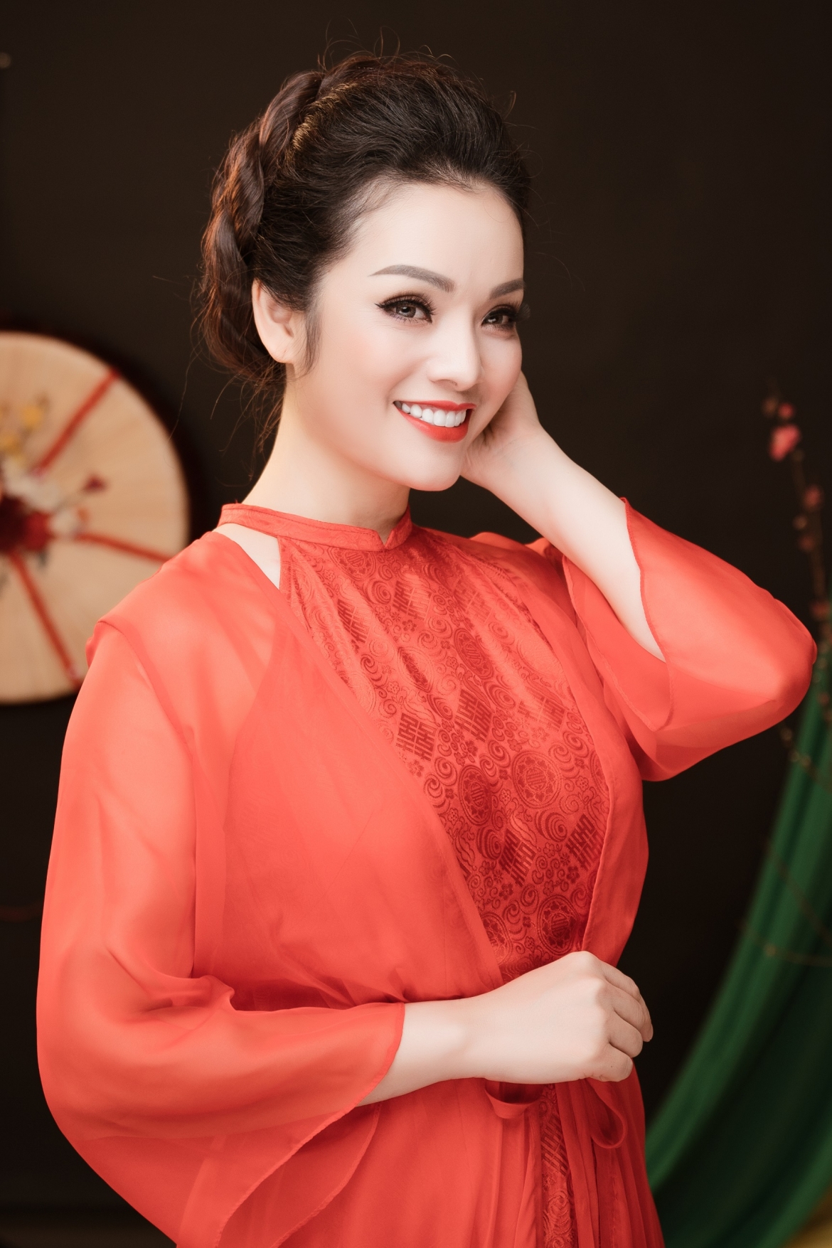 Ca sĩ, giảng viên Thanh nhạc Tân Nhàn là người dìu dắt, giúp đỡ Lan Quỳnh đi đến ngôi vị Quán quân.