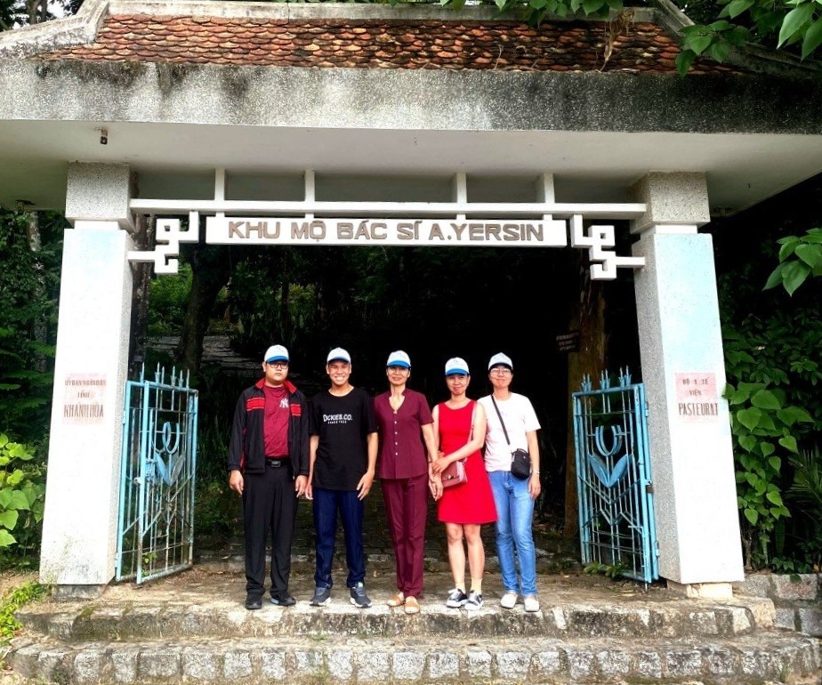 Du khách tham quan khu mộ bác sỹ Yersin.