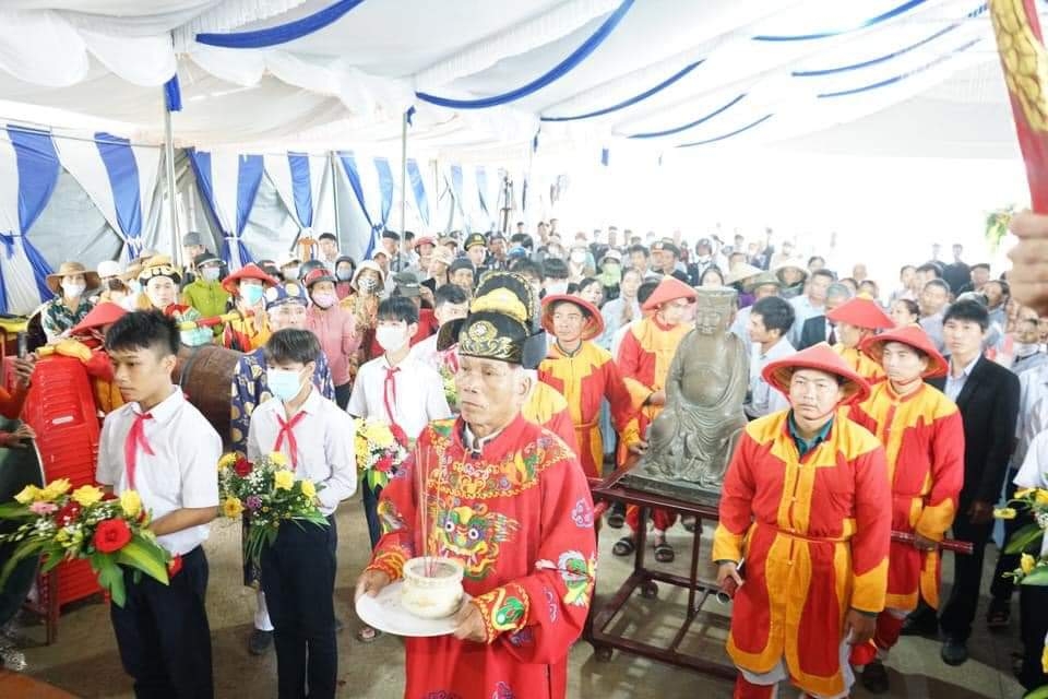 Đền thờ Thái phó Nguyễn Ư Dĩ nằm trong khuôn viên Di tích lịch sử quốc gia Chúa Nguyễn (1558-1626).