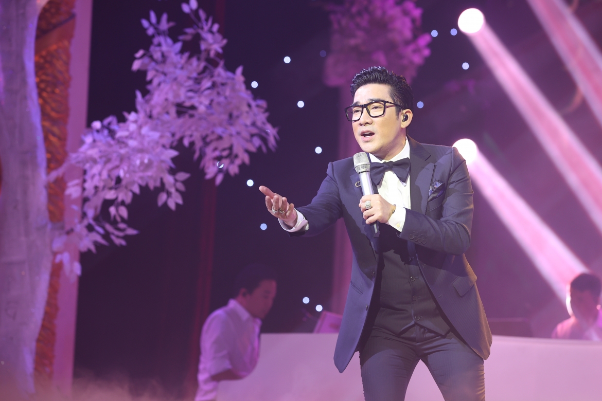 Quang Hà thể hiện bản hit "Nàng thơ" của Hoàng Dũng.