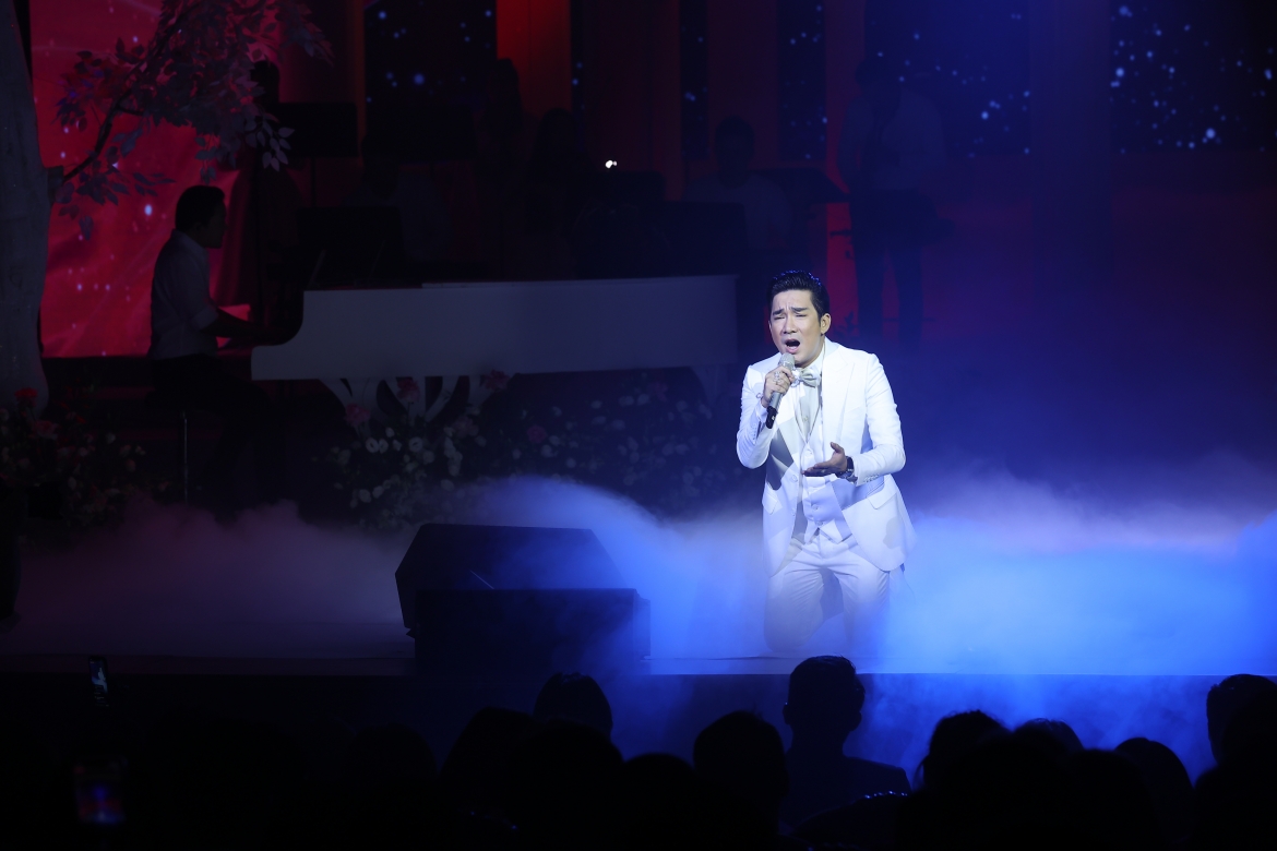Quang Hà quỳ gối, rơi nước mắt, hát cảm ơn mẹ trong liveshow.