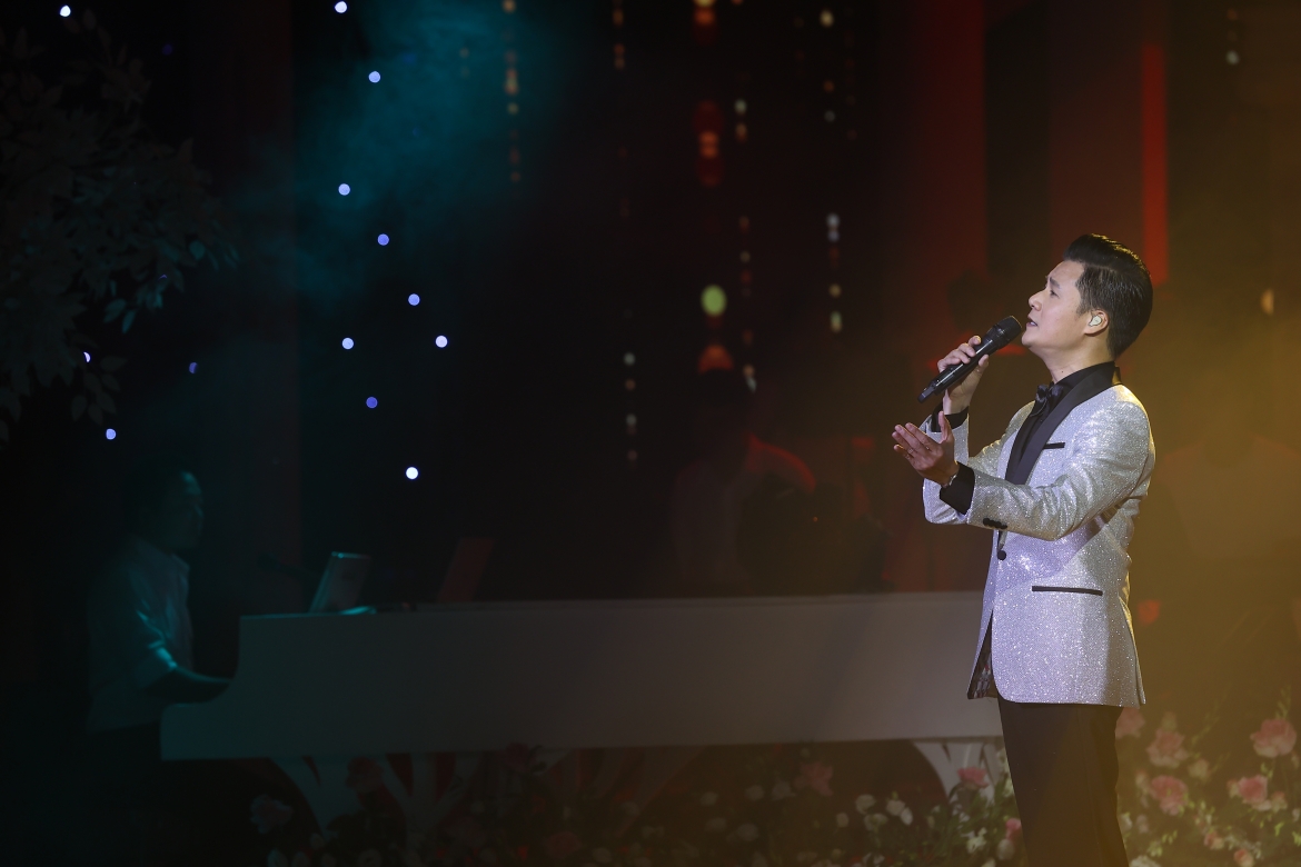 Quang Dũng khiến khán phòng lắng lại khi thể hiện những dòng cảm xúc hoài niệm về một tình yêu không trọn vẹn qua hai nhạc phẩm của Trịnh Công Sơn và Hồ Tiến Đạt.