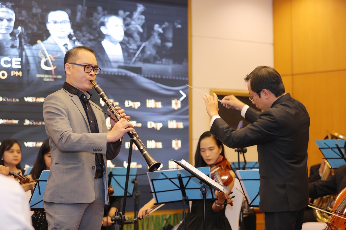 Bên cạnh các nghệ sĩ quốc tế, đồng hành cùng Đinh Hoài Xuân còn có nghệ sĩ kèn clarinet Trần Khánh Quang, ca sĩ Tân Nhàn,...