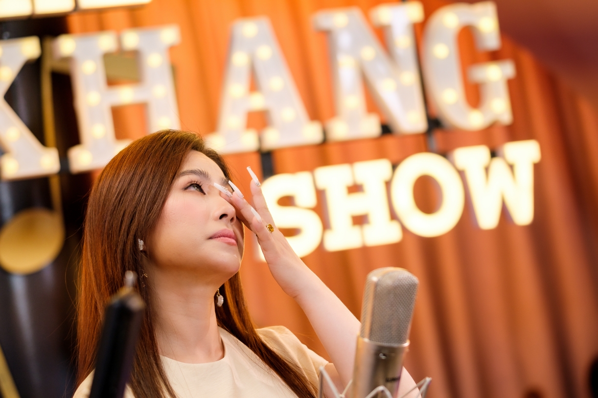 Lương Bích Hữu rơi nước mắt khi chia sẻ trong chương trình.