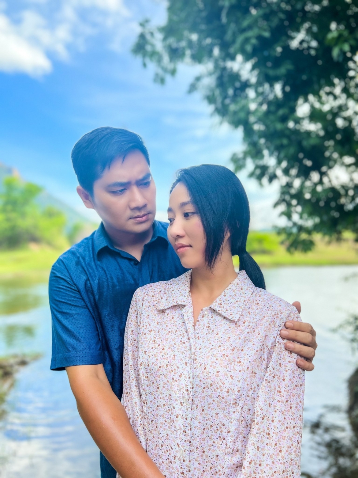Huỳnh Hồng Loan hoá gái quê bên cạnh Minh Luân.