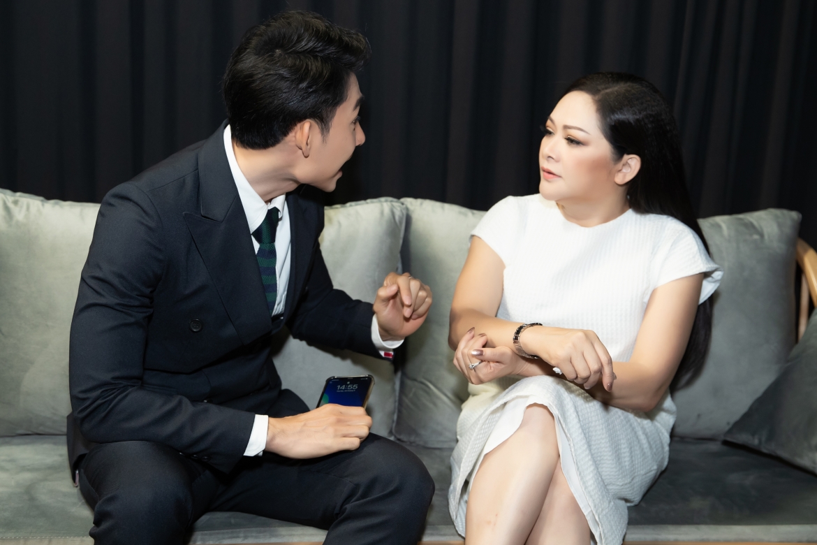 Như Quỳnh tận tình chỉ bảo Trọng Nhân cách hát. 
