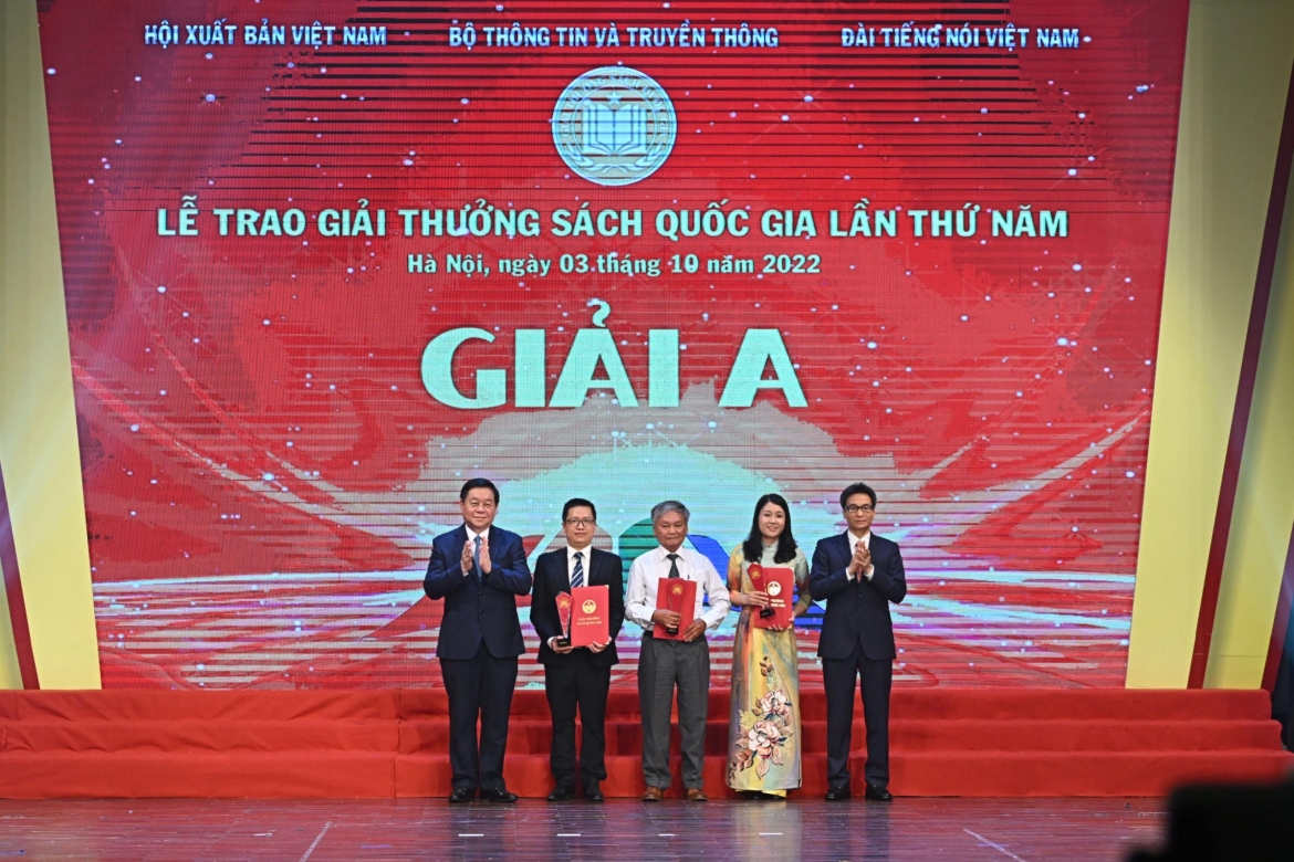 Ông Nguyễn Trọng Nghĩa - Bí thư Trung ương Đảng, Trưởng Ban Tuyên giáo Trung ương và ông Vũ Đức Đam - Ủy viên Ban chấp hành Trung ương Đảng, Phó Thủ tướng Chính phủ trao giải A cho nhóm tác giả cuốn sách "Hoàng Việt nhất thống dư địa chí".
