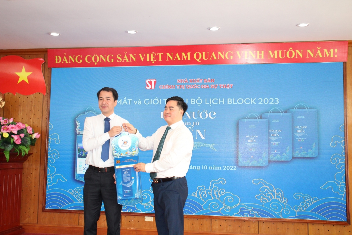 PGS.TS. Phạm Minh Tuấn trao tặng ấn phẩm lịch cho các đại biểu Đại hội Đoàn toàn quốc lần thứ XII.