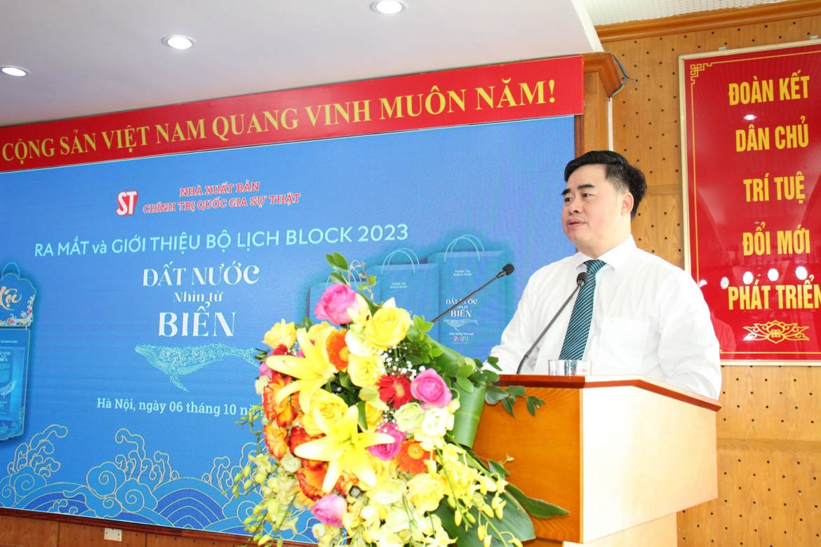 PGS.TS. Phạm Minh Tuấn, Giám đốc – Tổng Biên tập Nhà xuất bản Chính trị quốc gia Sự thật phát biểu tại buổi ra mắt giới thiệu bộ lịch block 2023 "Đất nước nhìn từ biển".