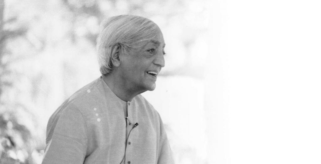 Triết gia Krishnamurti cho rằng việc học đúng đắn nhất thiết phải bắt đầu từ việc gạt phăng đi nỗi sợ; người học cần được đắm mình trong bầu không khí an toàn, thoải mái, giàu tình yêu từ thầy cô.