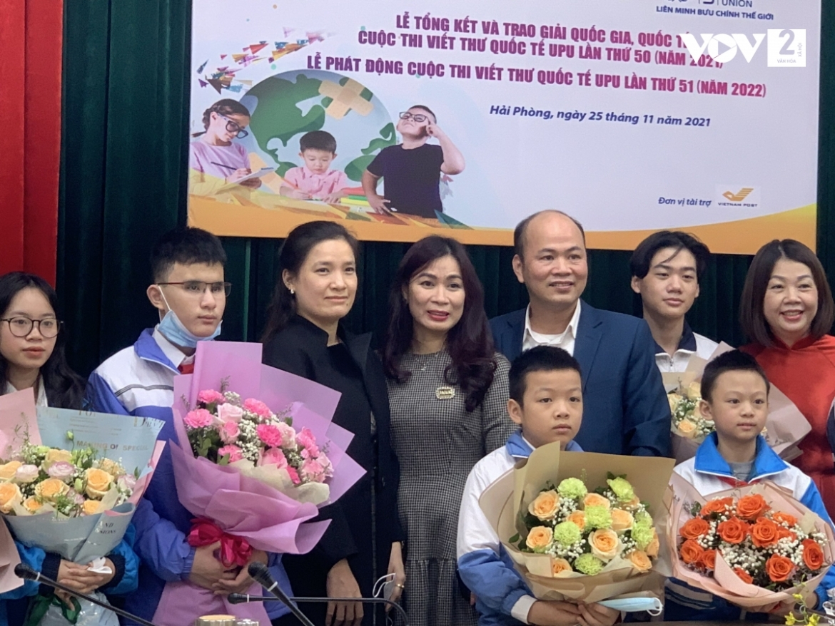 Bùi Quang Khánh (đứng thứ 2 từ trái sang) trong lần nhận giải thưởng cuộc thi Viết thư quốc tế UPU lần thứ 50