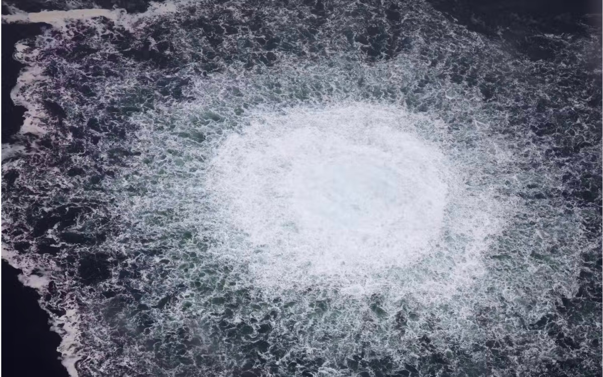 Khí đốt rò rỉ từ đường ống Dòng chảy phương Bắc 1 sủi trên bề mặt biển Thụy Điển. Ảnh: Tuần duyên Thụy Điển.