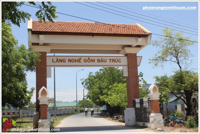 Cổng vào làng gốm Bàu Trúc. Ảnh: KT