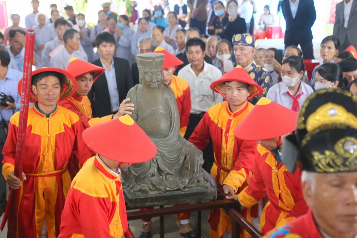 Tượng Thái phó Nguyễn Ư Dĩ được người dân làng Trà Liên Tây, xã Triệu Giang, huyện Triệu Phong trông giữ và bảo quản thờ cúng cho đến nay.