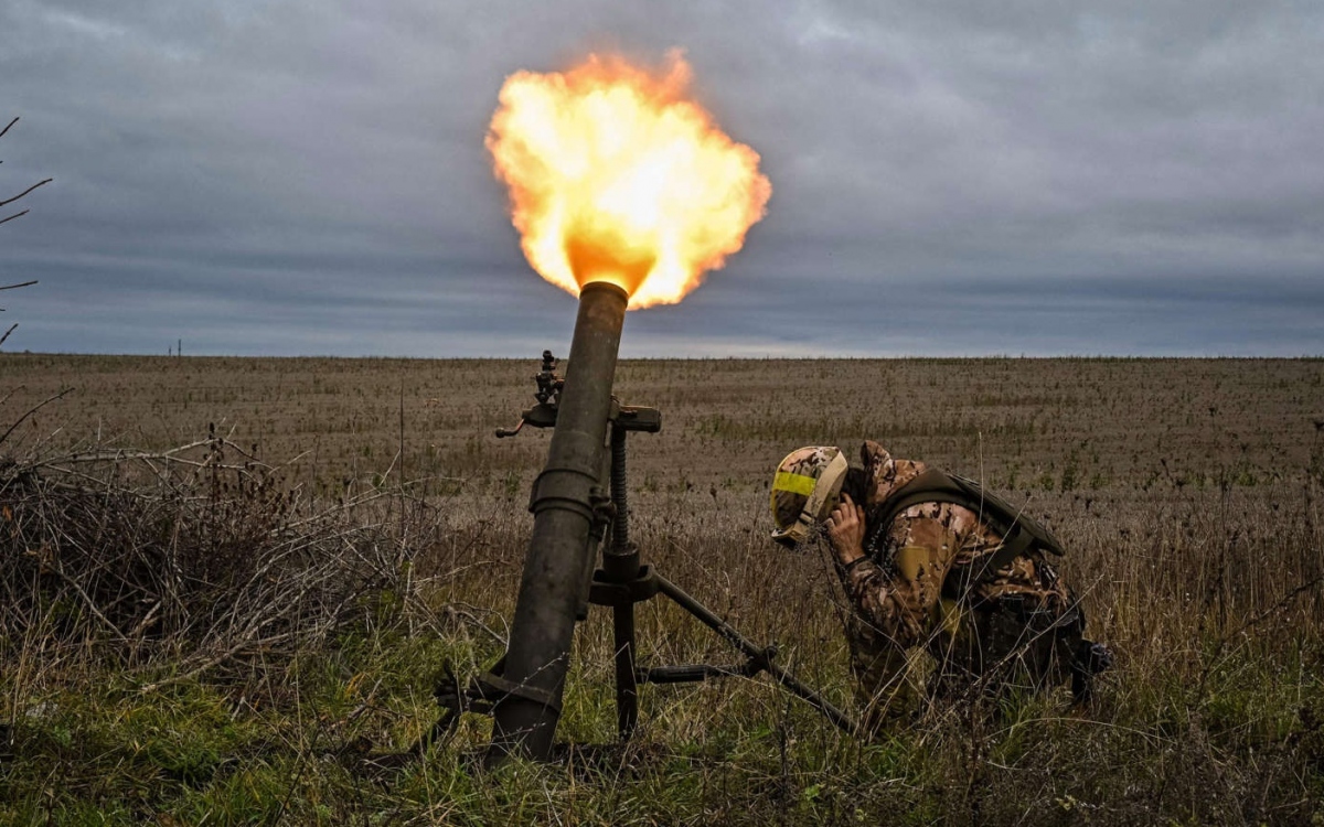 Vệ binh Ukraine bắn súng cối. Ảnh: AFP.