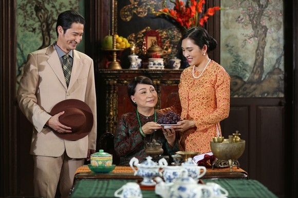 Huy Khánh vào vai ông Hội đồng tính cách lăng nhăng, đểu giả. 