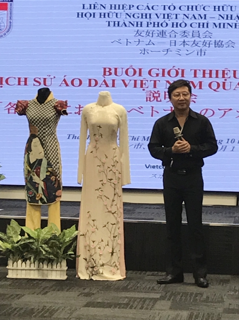 Họa sĩ, nhà thiết kế áo dài Sỹ Hoàng bên tác phẩm áo dài và tranh UKIYO-E