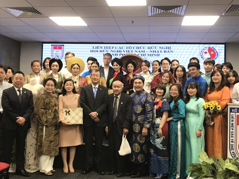 Hoạt động giao lưu văn hóa là cầu nối để nhân dân các nước hiểu nhau hơn.