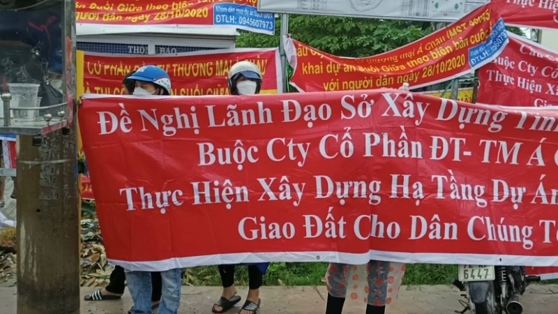Người dân căng băng-rôn ở Dự án Khu nhà ở Suối Giữa yêu cầu Công ty Cổ phần Đầu tư thương mại Á Châu giao đất.