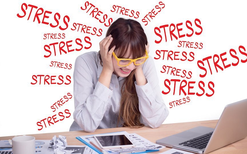 4. Áp lực: Căng thẳng về mặt cảm xúc tác động vào các tuyến mồ hôi ở lòng bàn tay và lòng bàn chân của bạn, đó là lý do tại sao bạn toát mồ hôi ở tay và chân khi áp lực hoặc lo lắng.