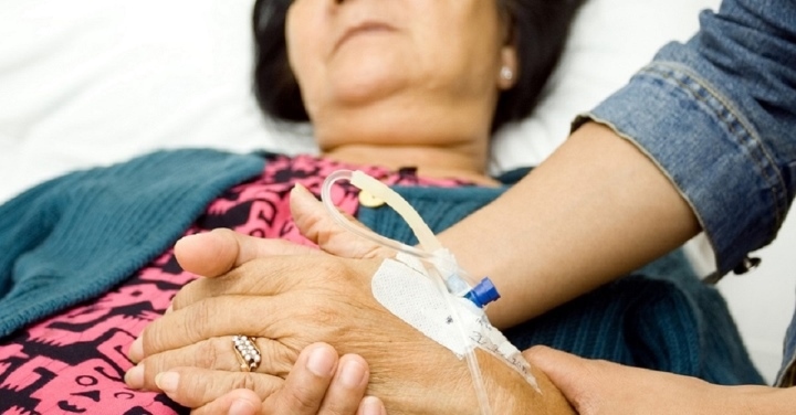 Mẹ nằm viện, chúng tôi về chăm mới biết âm mưu của vợ chồng em út. (Ảnh minh họa)