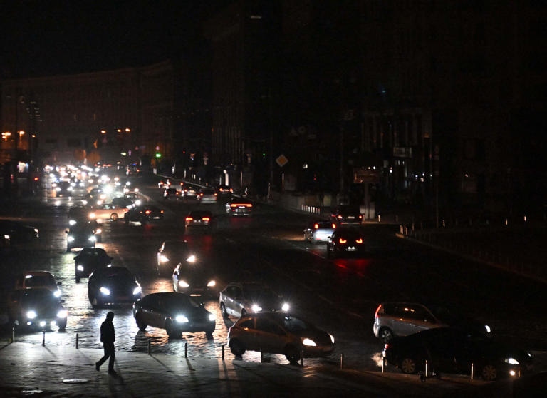 Đường phố Khreshchatyk ở Kiev sau khi mất điện ngày 24/10. Ảnh: AFP