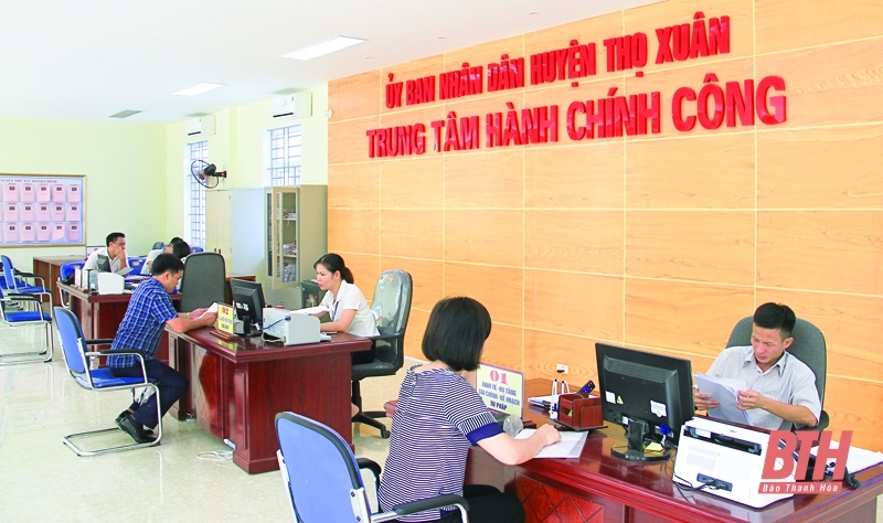 Cán bộ, công chức huyện Thọ Xuân giải quyết thủ tục hành chính cho người dân. Ảnh: Báo Thanh Hóa