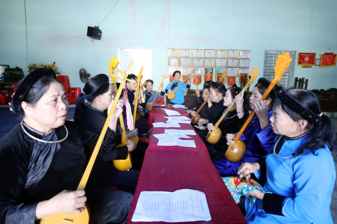 Bà con dân tộc Tày, Nùng tại huyện Văn Lãng, tỉnh Lạng Sơn đến nhà văn hóa thôn để cùng nhau sinh hoạt, tập luyện trong CLB đàn tính hát then.