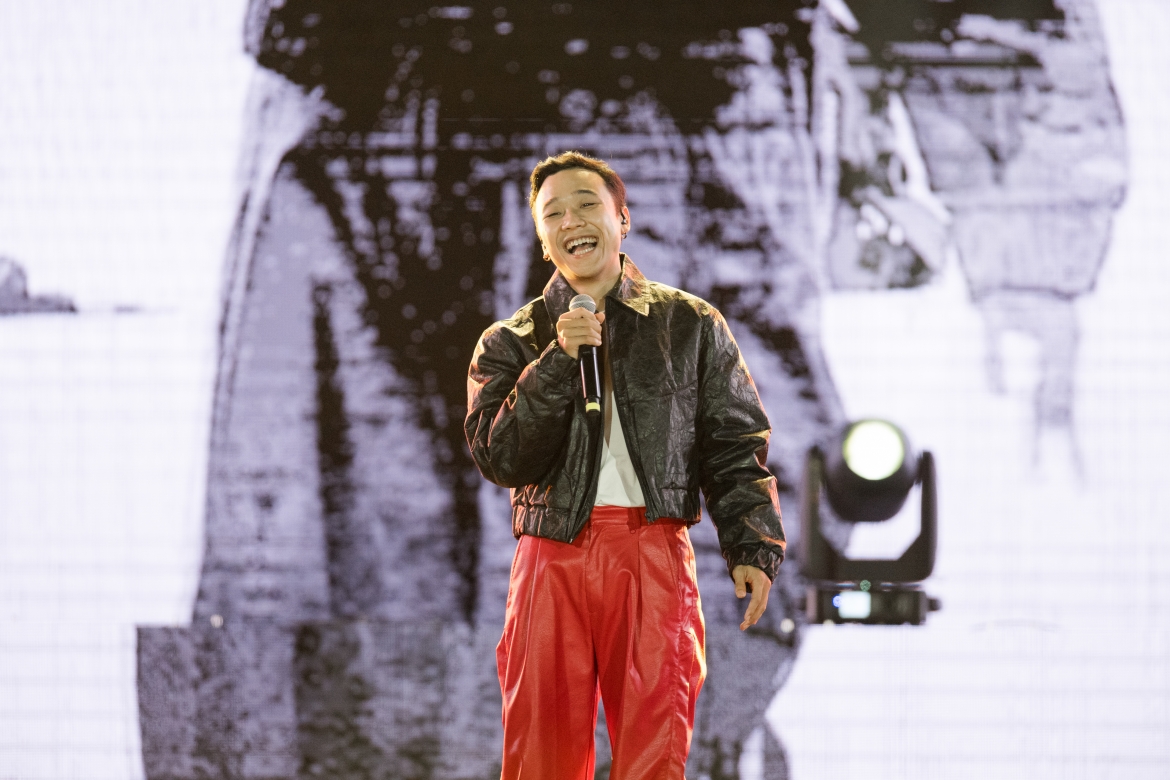 Là người bạn thân thiết từ ngày đầu ca hát của "Hoàng tử indie", Madihu góp mặt trong cả hai đêm nhạc của Vũ. ở TP Hồ Chí Minh và Hà Nội.