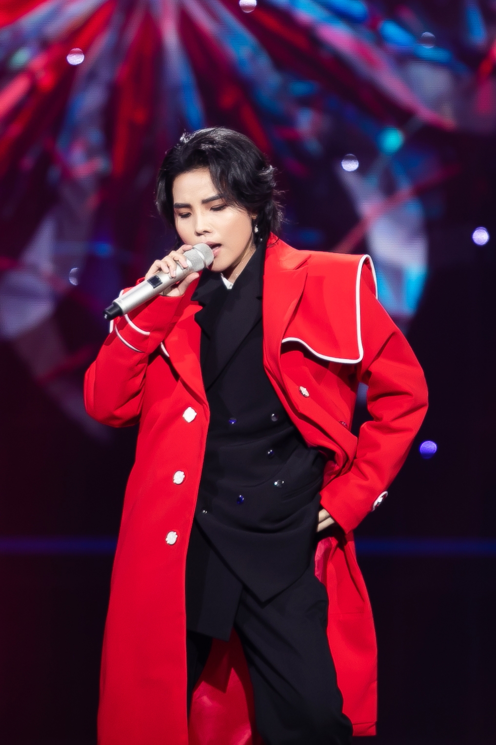 Hình ảnh Vũ Cát Tường trong concert.